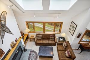 una vista aérea de una sala de estar con tragaluz en Spacious, Upgraded Premier Condo, best of everything Highridge A18, en Killington