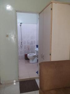 La salle de bains est pourvue d'une douche et de toilettes. dans l'établissement KEUR AMINATA, à Dakar