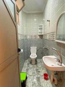 un baño con inodoro y lavabo en Sun house, en Imsouane