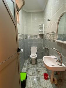 un baño con inodoro y lavabo en Sun house, en Imsouane 4 fotos más