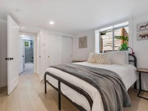 מיטה או מיטות בחדר ב-Renovated Hawthorne Retreat