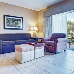sala de estar con sofá y silla en Summer Bay Orlando by Exploria Resorts en Orlando