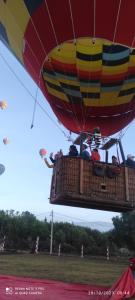 a group of people riding in a hot air balloon at Hotel Sierra Patlachique in San Juan Teotihuacán