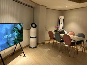 TV a/nebo společenská místnost v ubytování Haru Airport Stay Gimpo