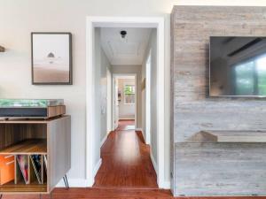 - un couloir d'une maison avec un mur en bois récupéré dans l'établissement Cheerful 2-bedroom Home Near UP and St. Johns, à Portland