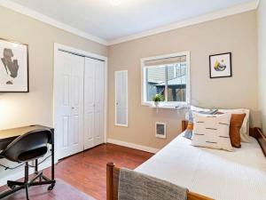 - une chambre avec un lit, un bureau et une fenêtre dans l'établissement Cheerful 2-bedroom Home Near UP and St. Johns, à Portland