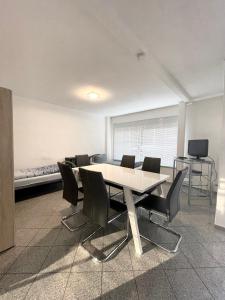 uma sala de jantar com uma mesa e cadeiras e uma cama em SoNi Apartment em Dieburg