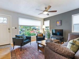 uma sala de estar com mobiliário e uma ventoinha de tecto em Casa Azul Near Alberta Arts - Dog Friendly em Portland