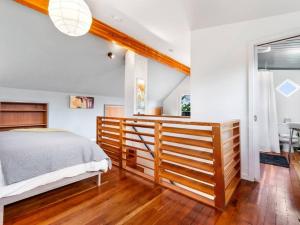Schlafzimmer mit einem Bett mit einem Kopfteil aus Holz in der Unterkunft Casa del Sol - Walk to Alberta Arts District in Portland