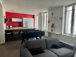 sala de estar con sofá y piano en Appartement superbe Rooftop 70m2 Clermont Ferrand, en Clermont-Ferrand