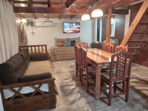 ein Wohnzimmer mit einem Holztisch und einer Couch in der Unterkunft La Escapada San Pedro in San Pedro