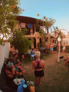 eine Gruppe von Menschen, die in einem Hof stehen in der Unterkunft Vibe House Arraial in Arraial do Cabo