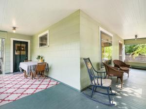 een kamer met een tafel en stoelen op een veranda bij Art Deco Oasis - Stylish 2BD with Den, Office, Garden and Dip Pool in Portland