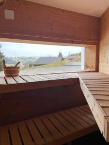 eine Sauna mit einem großen Fenster in einem Holzgebäude in der Unterkunft Alpine Dream Chalet with Spa close to Lake Geneva in Les Mosses