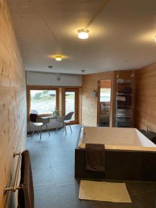 Χώρος καθιστικού στο Alpine Dream Chalet with Spa close to Lake Geneva