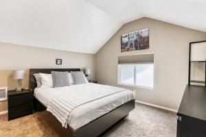 um quarto com uma cama grande e uma janela em Dazzling 3bd, 2ba Home with Private Deck near Alberta em Portland