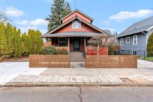 uma casa com uma cerca de madeira em frente em Dazzling 3bd, 2ba Home with Private Deck near Alberta em Portland