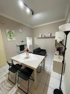 a living room with a white table and chairs at LA CASETTA DI LORENZO in Lanciano