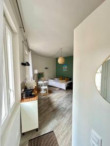 una sala de estar con una habitación con una cama y una mesa en Le 25 / Hypercentre en Toulouse