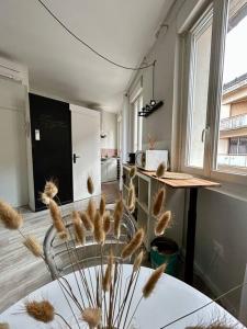 Habitación con mesa y cocina con ventana en Le 25 / Hypercentre en Toulouse