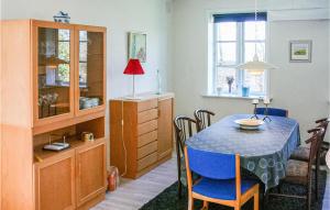 ein Esszimmer mit einem blauen Tisch und Stühlen in der Unterkunft 3 Bedroom Beautiful Home In Tistrup in Tistrup