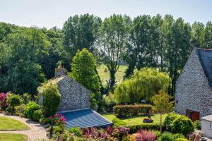 eine Luftansicht auf einen Garten mit 2 Cottages aus Stein in der Unterkunft Hostellerie de la Motte jean in Saint-Coulomb