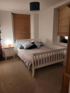 Un dormitorio con una cama blanca con almohadas. en Lovely 2 Double Bed Aptmnt in Historic Greenwich en Londres