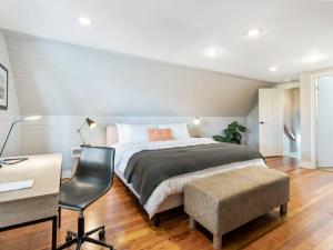 a bedroom with a bed and a desk and a chair at The Auric Door Inn on N Mississippi in Portland