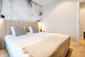 Postel nebo postele na pokoji v ubytování Marina Chill - widok na wodę, klima, lux, parking, winda, Netflix i TV55" + 26 fotografií