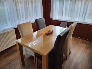 uma mesa de jantar com cadeiras e uma mesa de madeira em Ferienwohnung Mostheuriger Leo-Hof Eva em Reichenau