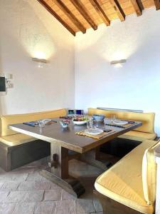 una mesa con tazones y vasos encima en BB24 - Cottage il Puntino, en Porto Santo Stefano
