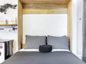 Llit o llits en una habitació de The Artist Garden - SE Portland Tiny Studio