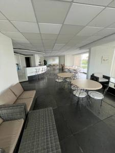 una stanza con tavoli e sedie in un edificio di Piso 14, Espectaular! a Punta del Este