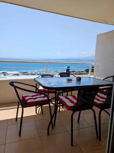 a table and chairs with a view of the ocean at VISTAMAR COSTALILENES CONCON in Concón