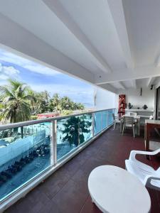 balcone con vista sull'oceano di Edificio Apartamentos Hansa Alado De La Playa a San Andrés