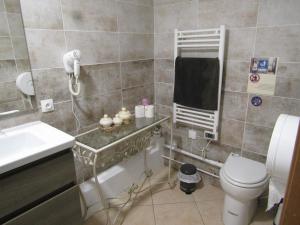 uma casa de banho com um WC e um lavatório em Chambre d'hôtes Au Nid du Thil em Beauvais