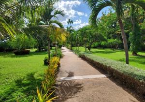 un sendero en un parque con palmeras en Beautiful bungalow with a communal outdoor pool and 2 km from the sandy beach, en Ban Sa