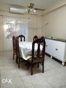 een kamer met een tafel en stoelen in een keuken bij Villa Elaraby Mohamed in Aswan