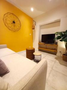 ein Wohnzimmer mit einem Sofa und einem TV in der Unterkunft #1 Studio # Place charmante in Toulon