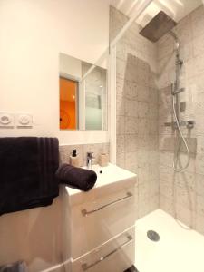 ein weißes Bad mit einem Waschbecken und einer Dusche in der Unterkunft #1 Studio # Place charmante in Toulon