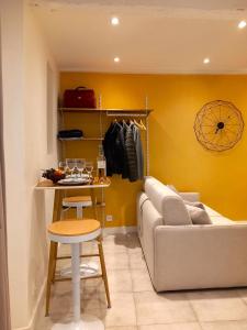 ein Wohnzimmer mit einem Sofa und einem Tisch in der Unterkunft #1 Studio # Place charmante in Toulon