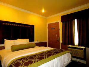 Ένα ή περισσότερα κρεβάτια σε δωμάτιο στο La Bonita Inn Motel