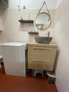 La salle de bains est pourvue d'un lavabo et d'un miroir. dans l'établissement Fenêtre sur Grasse, à Grasse
