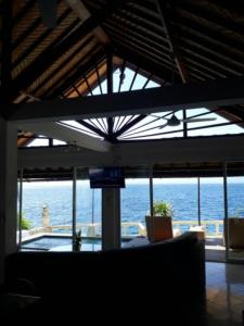 レンボンガン島にあるNusa Lembongan Villa Shambalaの建物内から海の景色を望めます。