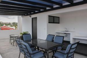 une salle à manger avec une table et des chaises noires dans l'établissement Playa Victoria, à Mazatlán