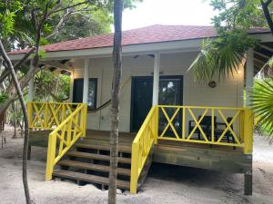 una veranda gialla anteriore di una piccola casa di Sol y Arena Xcalak a Xcalak