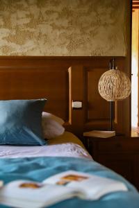 ein Schlafzimmer mit einem Bett und einer Lampe auf einem Tisch in der Unterkunft Manoir avec Piscine et Jacuzzi en Suisse Normande in La Carneille