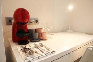 una cocina con una batidora roja en una encimera en Hostal Gràcia, en Barcelona