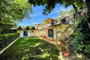 una vista exterior de una casa con patio en Spoleto Country Park - relax or be energetic, en Acquaiura