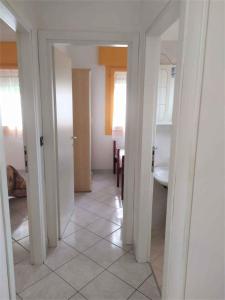 korytarz w domu z pokojem z lustrem w obiekcie Apartments in Rosolina Mare 25092 w mieście Rosolina Mare